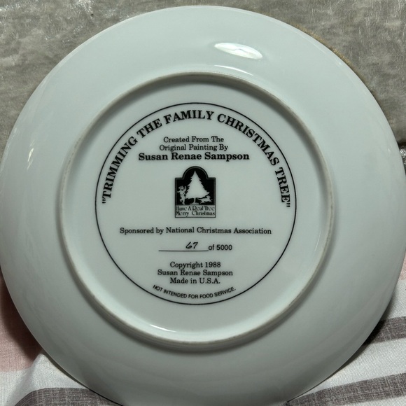 Vintage Christmas Decorative Plate Trimming the Family Christmas Tree 67 of 5000 - Picture 2 of 4